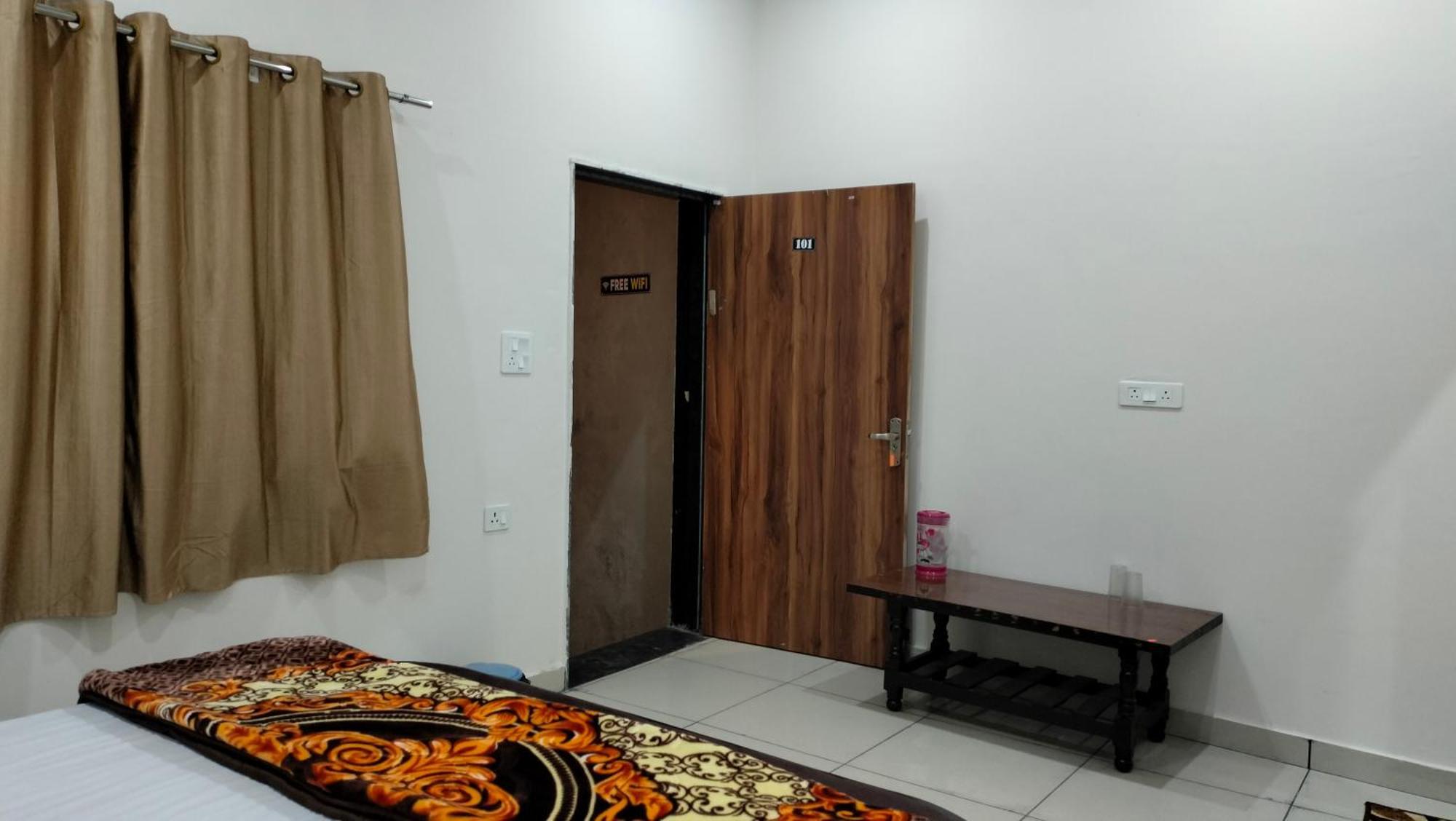 Maa Gayatri Dham Hotel Vrindāvan Екстериор снимка