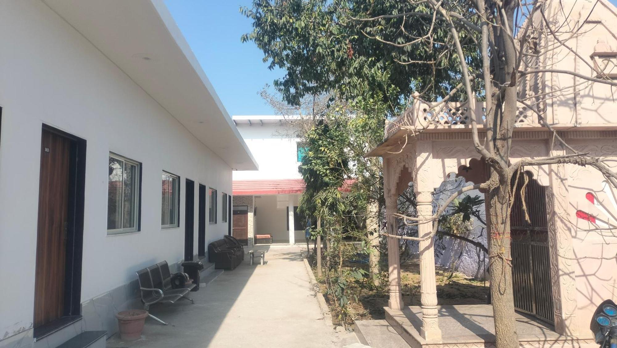 Maa Gayatri Dham Hotel Vrindāvan Екстериор снимка
