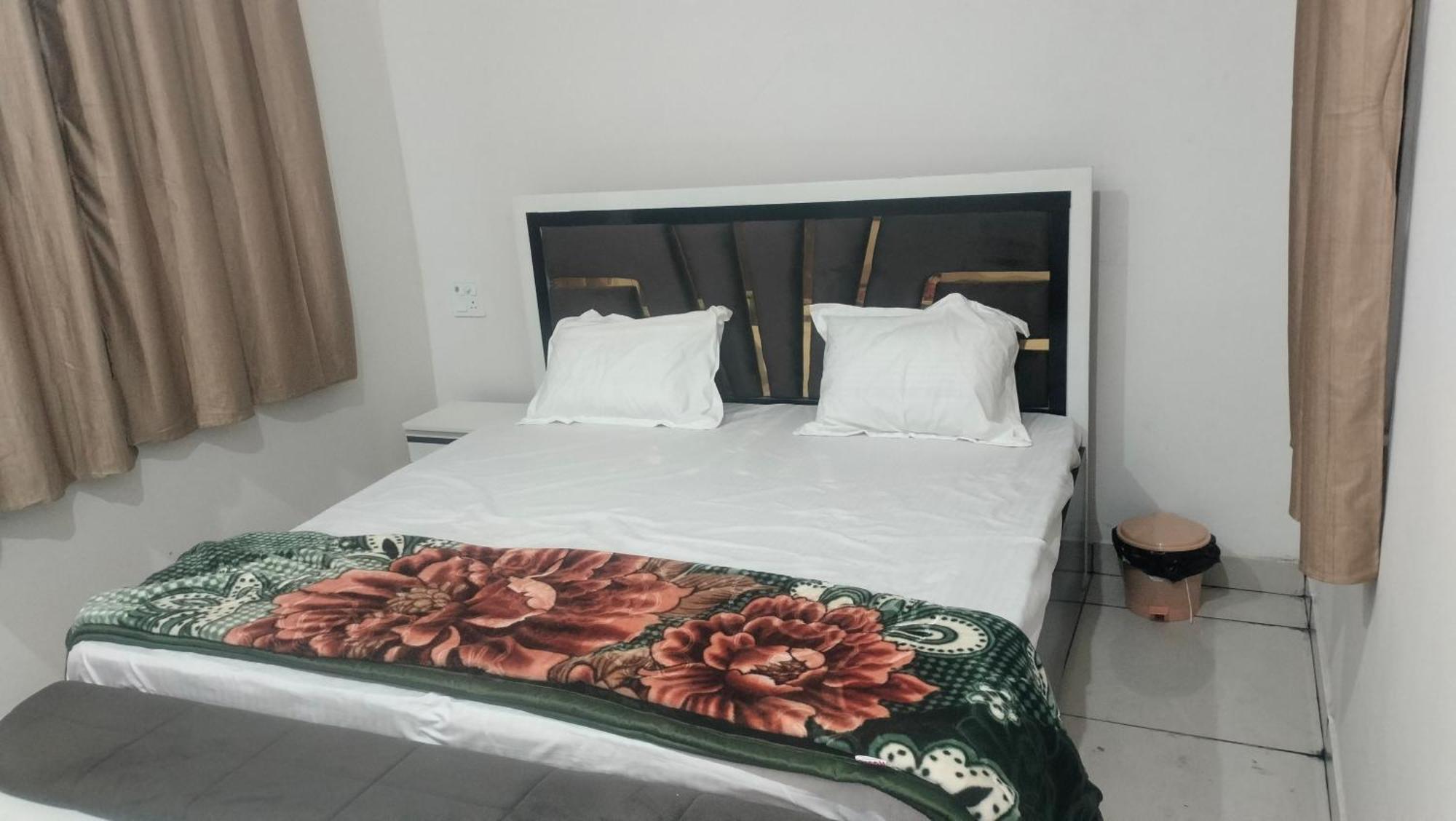 Maa Gayatri Dham Hotel Vrindāvan Екстериор снимка