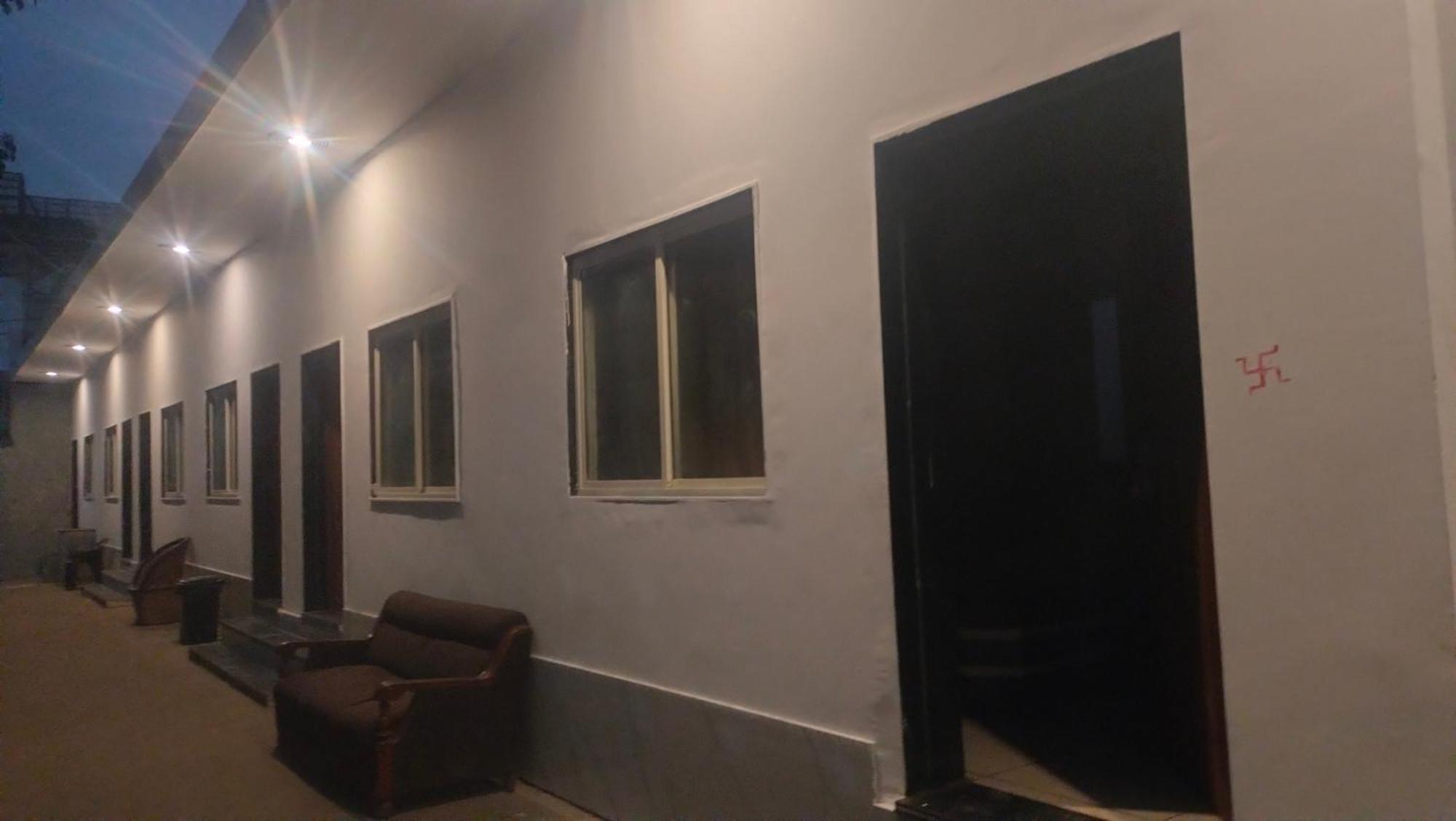 Maa Gayatri Dham Hotel Vrindāvan Екстериор снимка