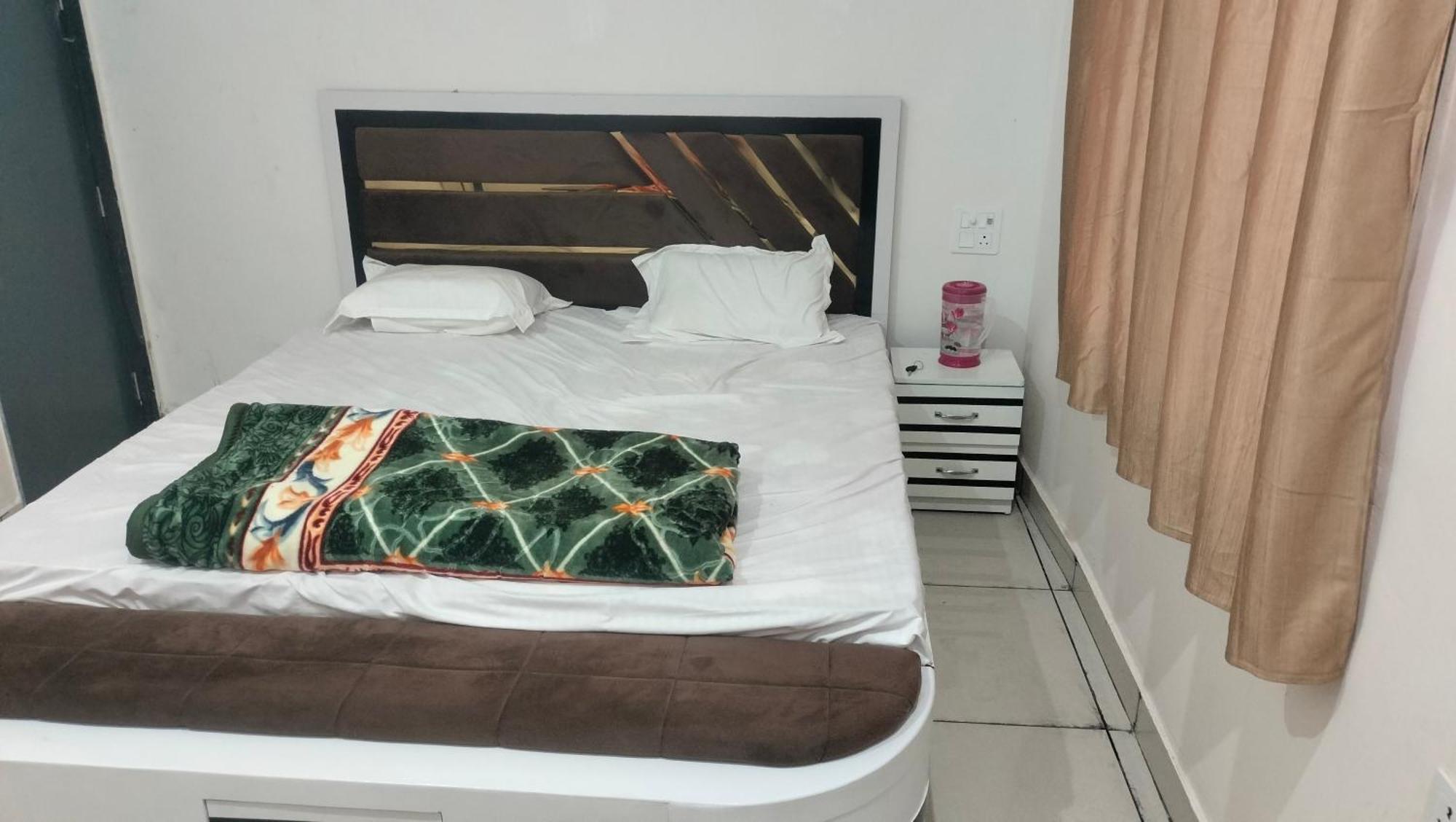 Maa Gayatri Dham Hotel Vrindāvan Екстериор снимка