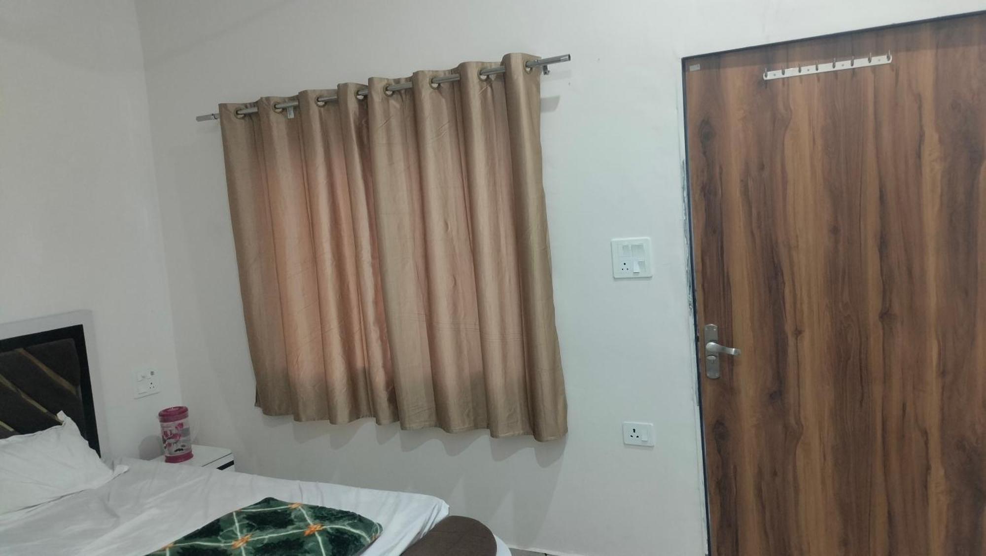 Maa Gayatri Dham Hotel Vrindāvan Екстериор снимка