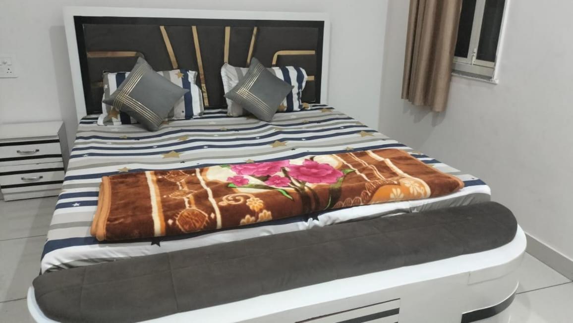 Maa Gayatri Dham Hotel Vrindāvan Екстериор снимка