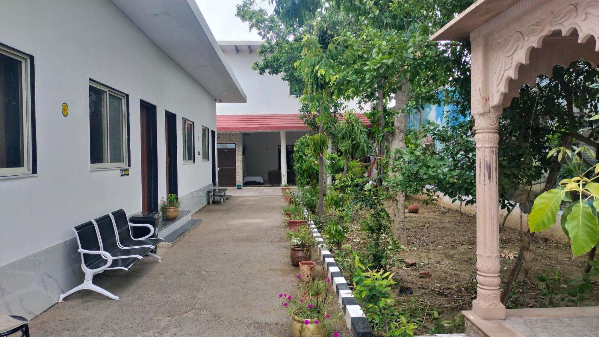 Maa Gayatri Dham Hotel Vrindāvan Екстериор снимка