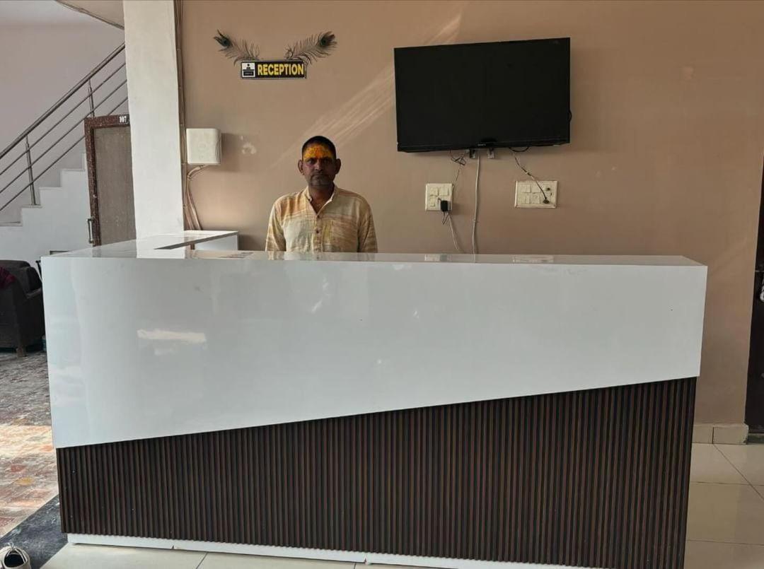 Maa Gayatri Dham Hotel Vrindāvan Екстериор снимка