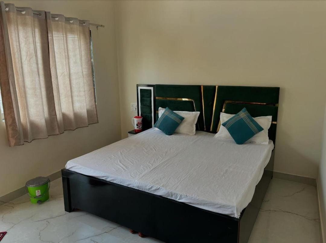 Maa Gayatri Dham Hotel Vrindāvan Екстериор снимка