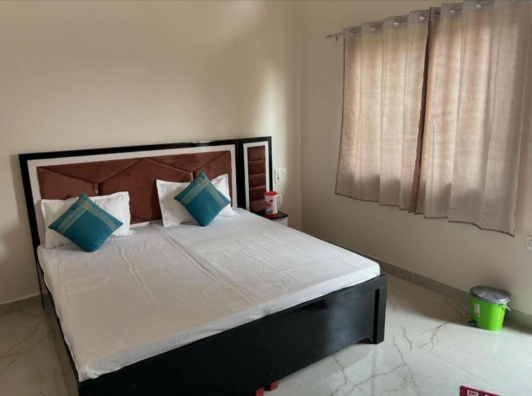 Maa Gayatri Dham Hotel Vrindāvan Екстериор снимка