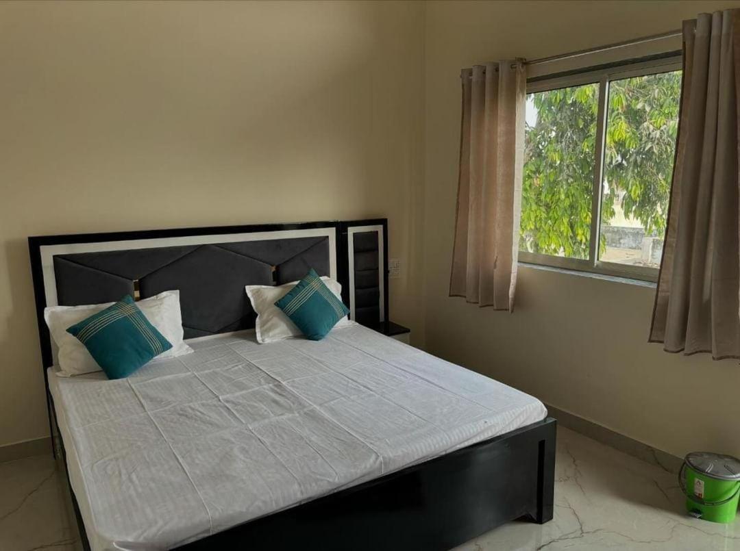 Maa Gayatri Dham Hotel Vrindāvan Екстериор снимка